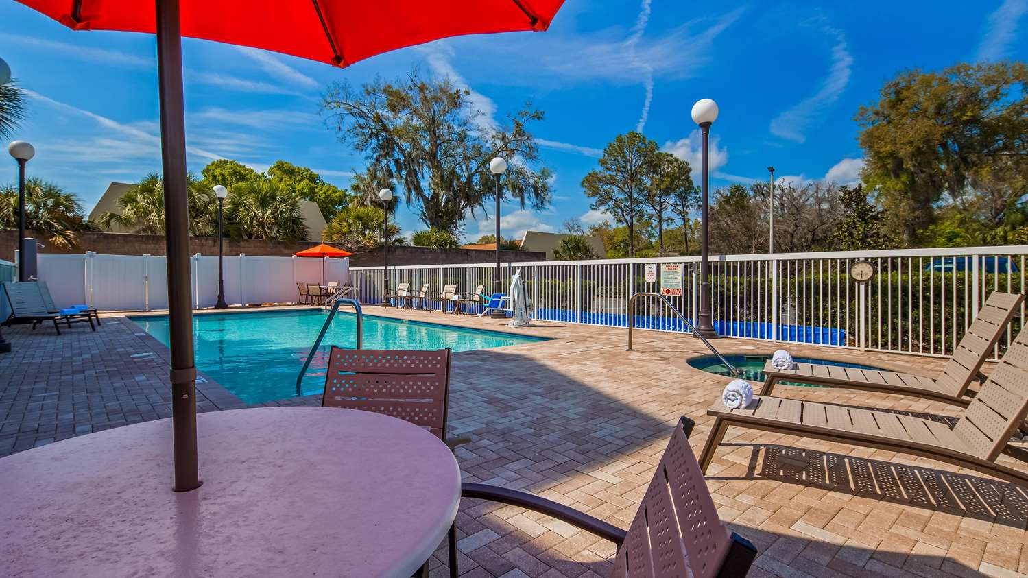 Best Western Plus Chain of Lakes Inn & Suites 24/32