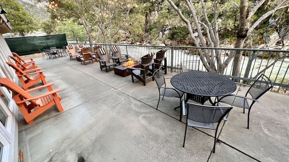 Yosemite View Lodge 30/50