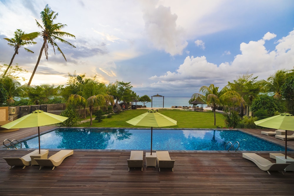 d'Nusa Beach Club and Resort 40/50