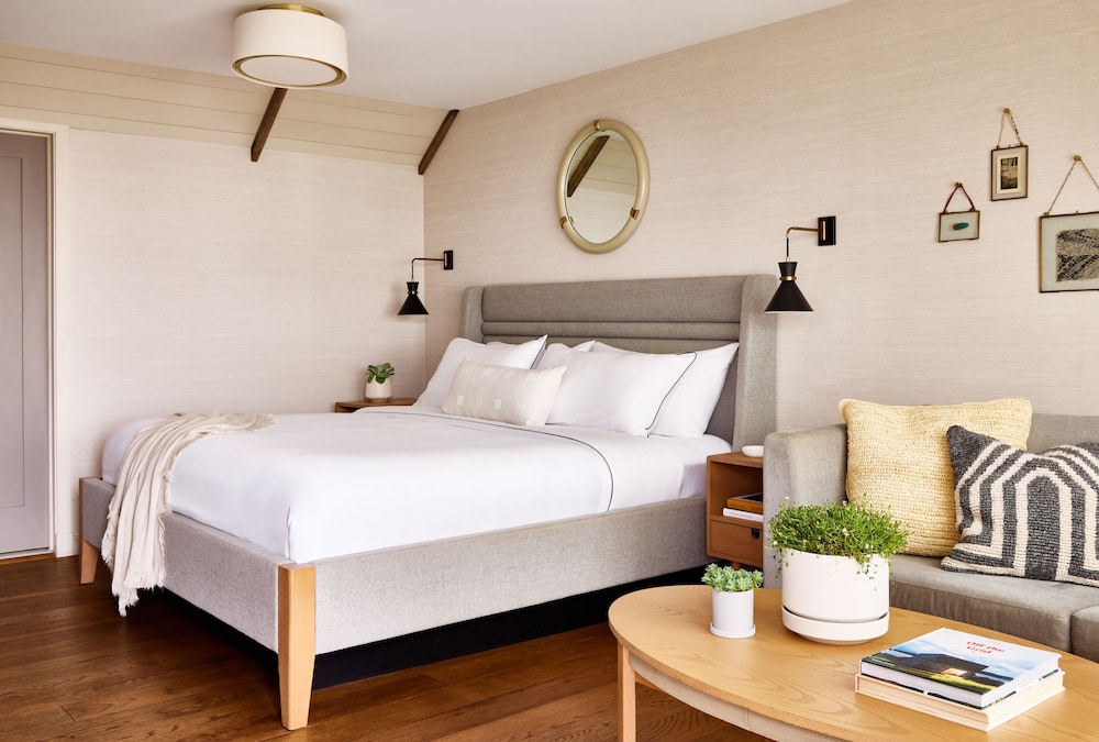 Garden, King Bed, Partial Ocean View