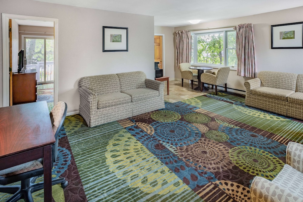 Travelodge by Wyndham Great Barrington Berkshires 36/43
