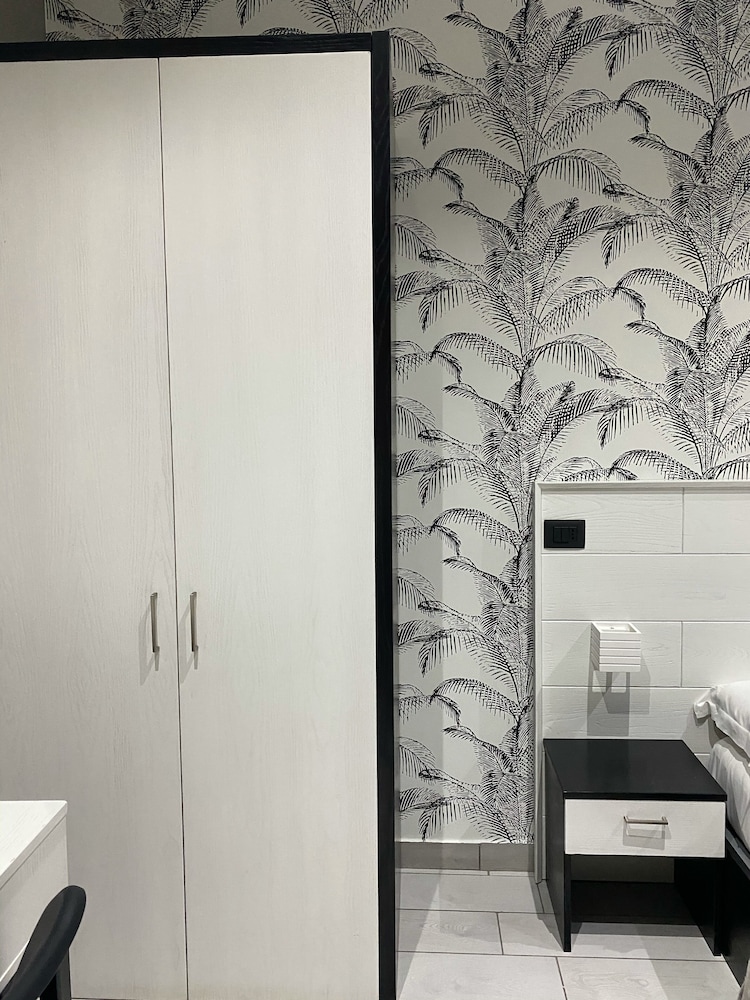 Parthenope Rooms 50/50