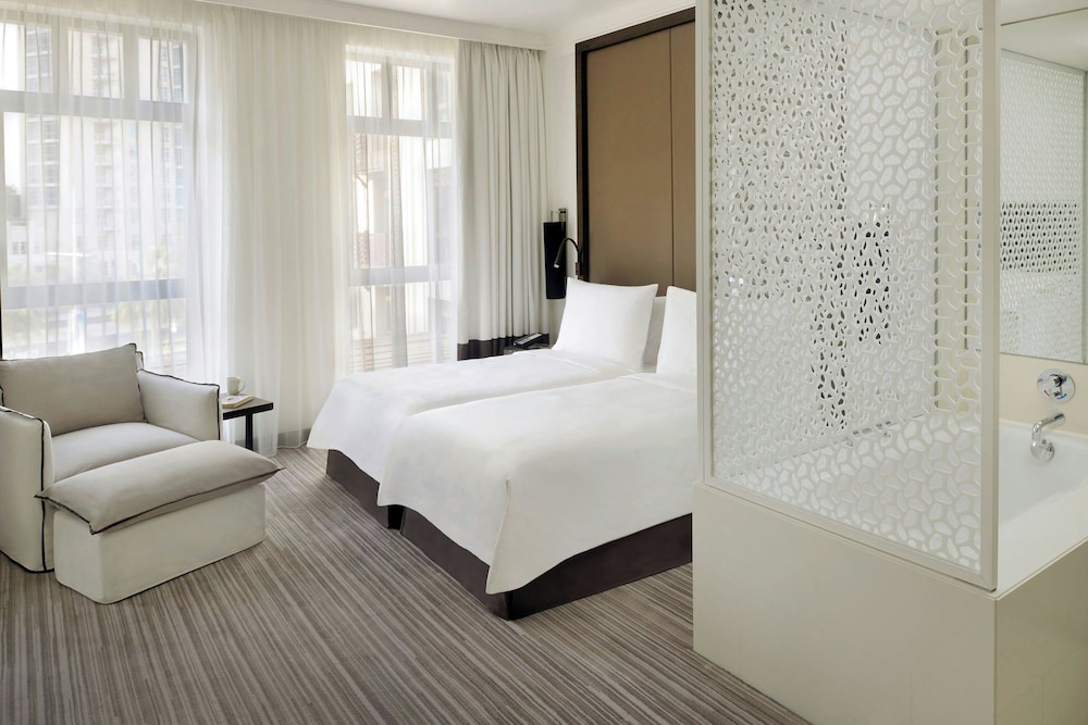 2 BEDROOMS, SUITE, CITY VIEW, BALCONY