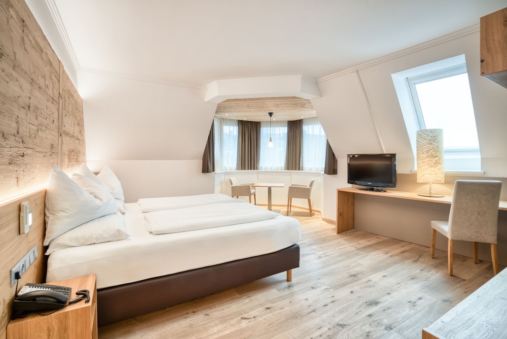 ROOM, TRIPLE