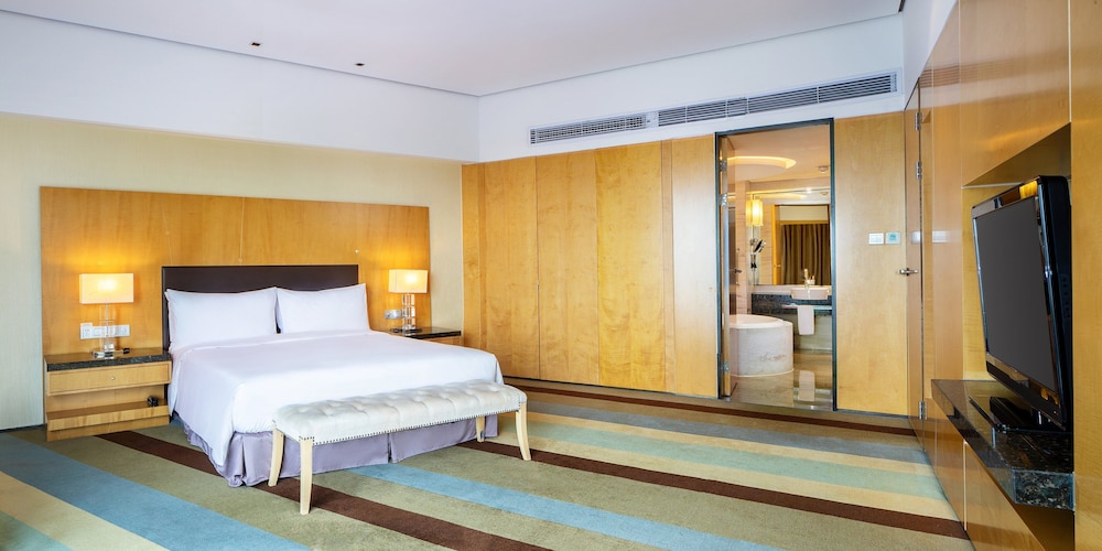 Junior Suite, King Bed, Lake View, Club Lounge Access