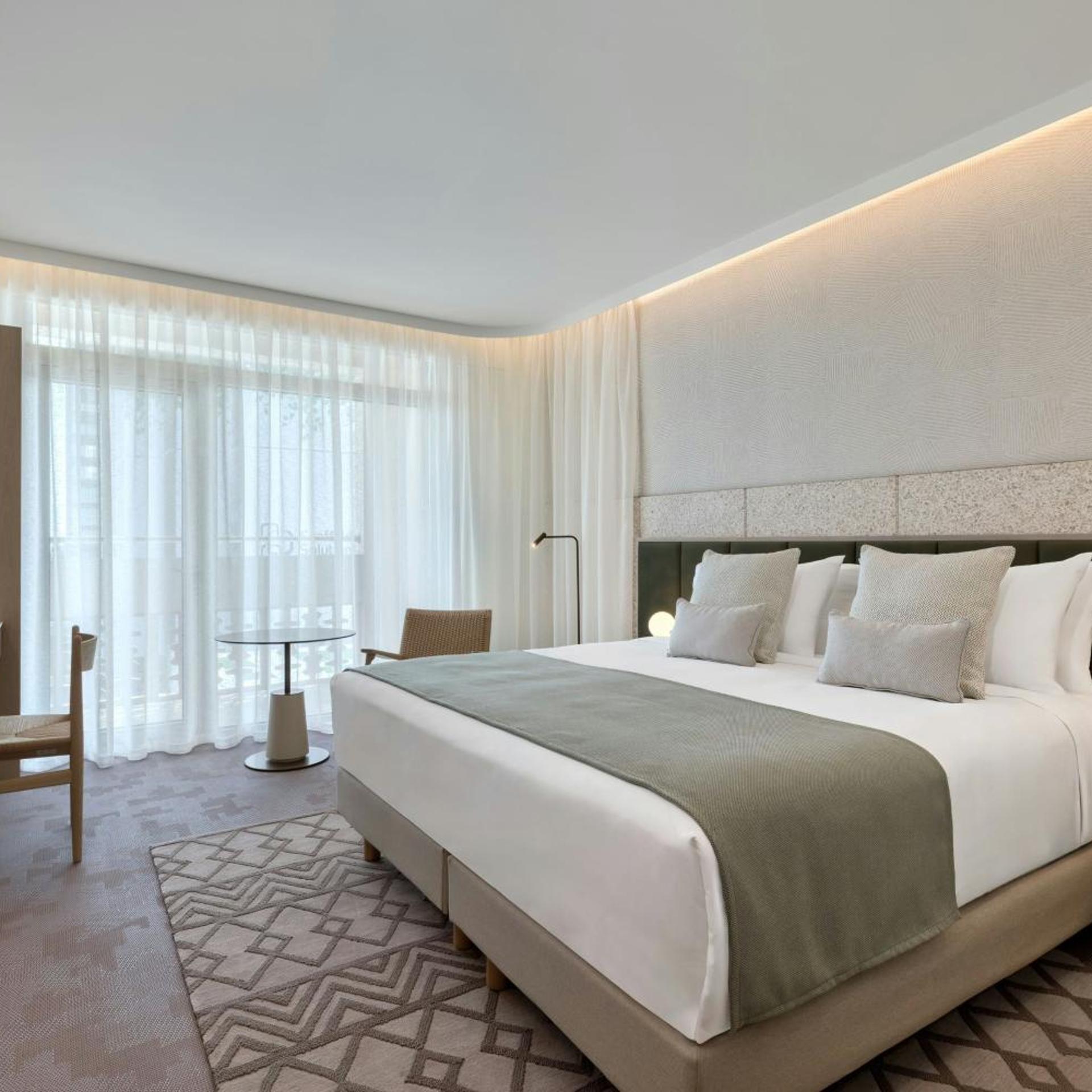 Skyline, Guest Room, Comfort, King Bed, Balcony
