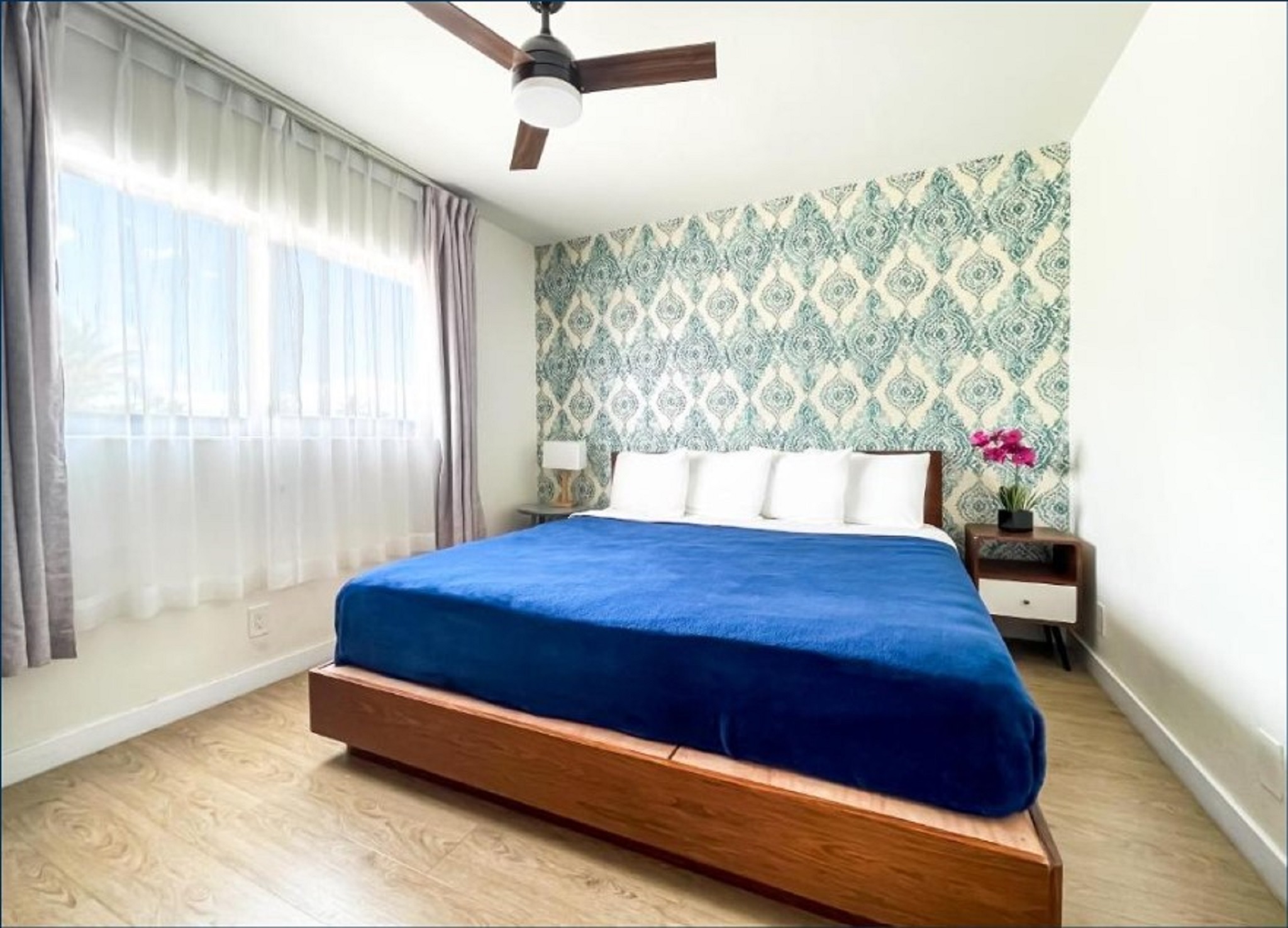 Suite, King Bed, Side Ocean View