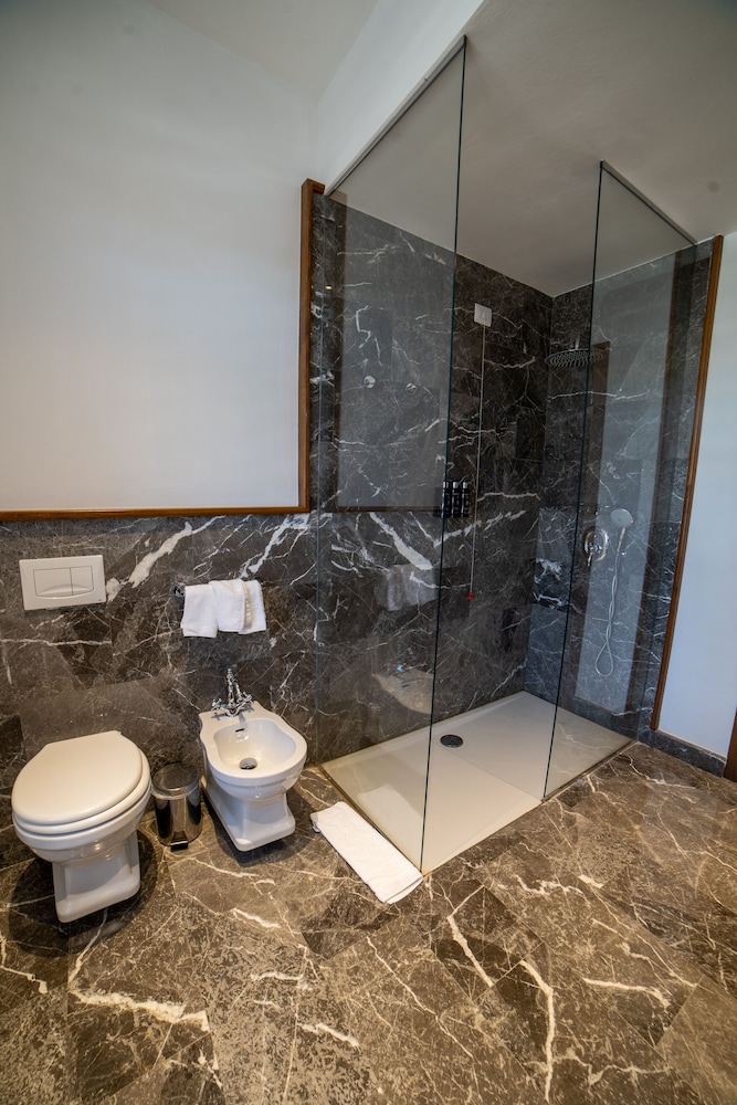 Villa Permet (Hotel & Restaurant) 32/33
