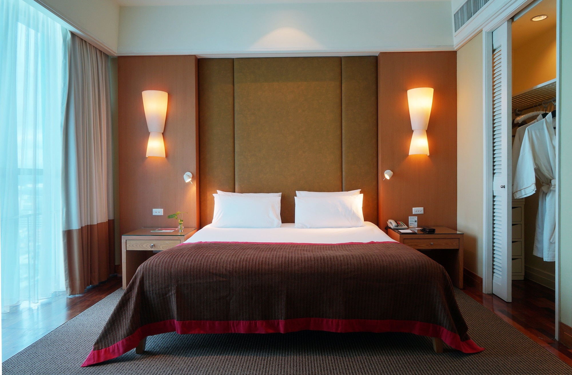 PREMIER, STUDIO, KING BED