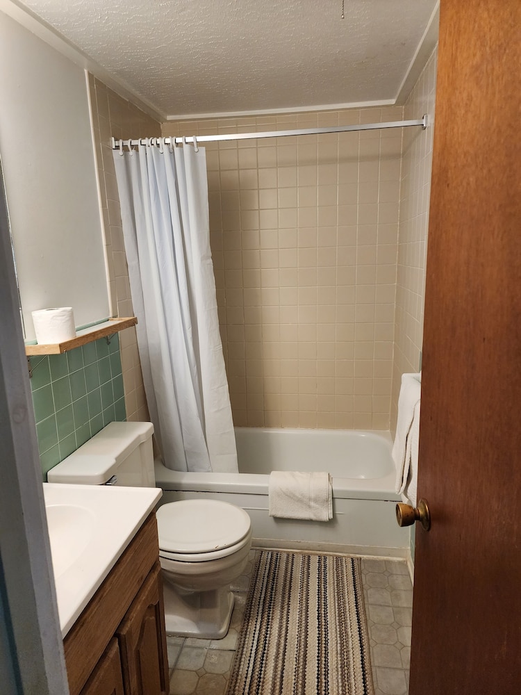 Economy, Queen Bed, River View