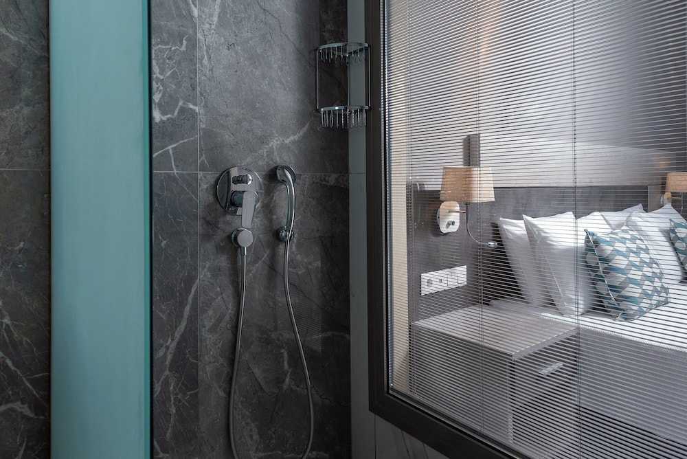 Dionysos Hotel Suites 68/68