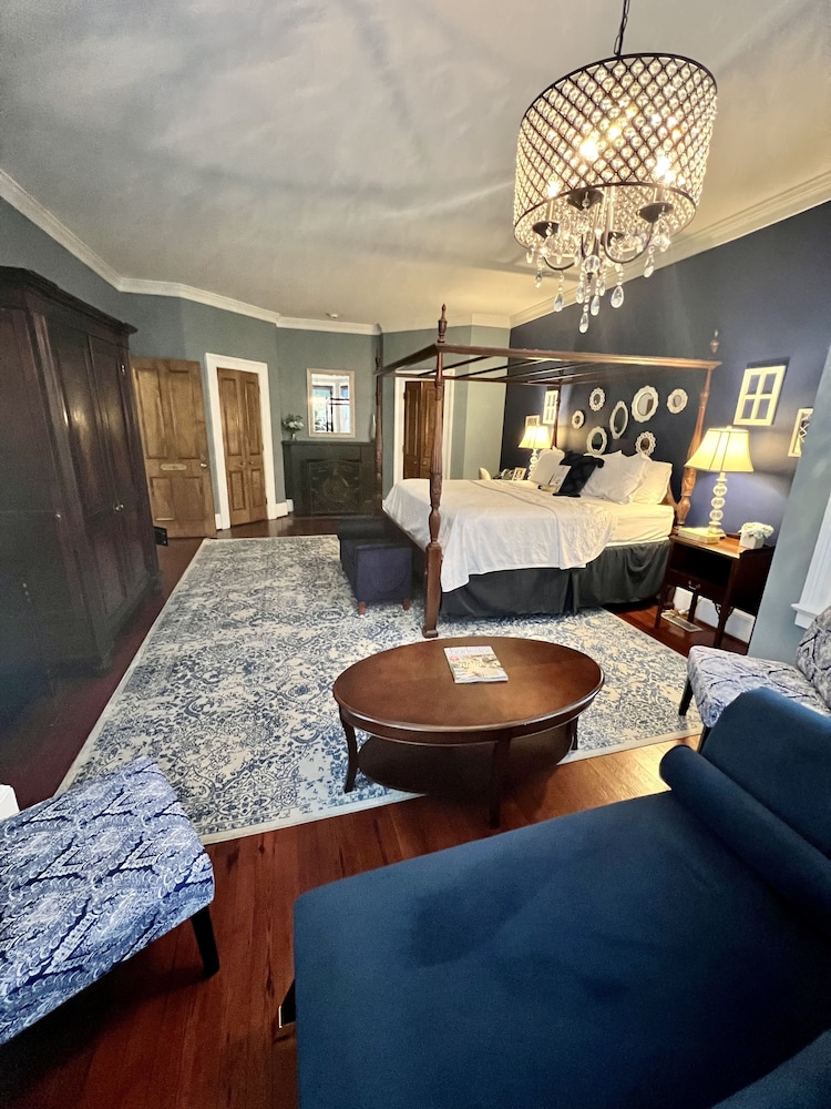 Barksdale House Inn 51/59