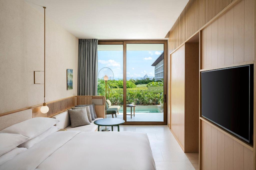 Aqua, Guest Room, Deluxe, King Bed, Garden View, Balcony