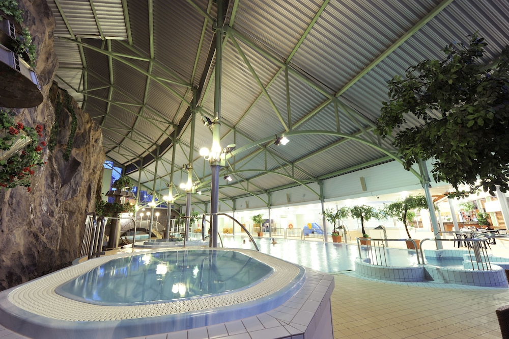 swimming pool spa