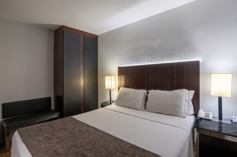 STANDARD, QUEEN BED
