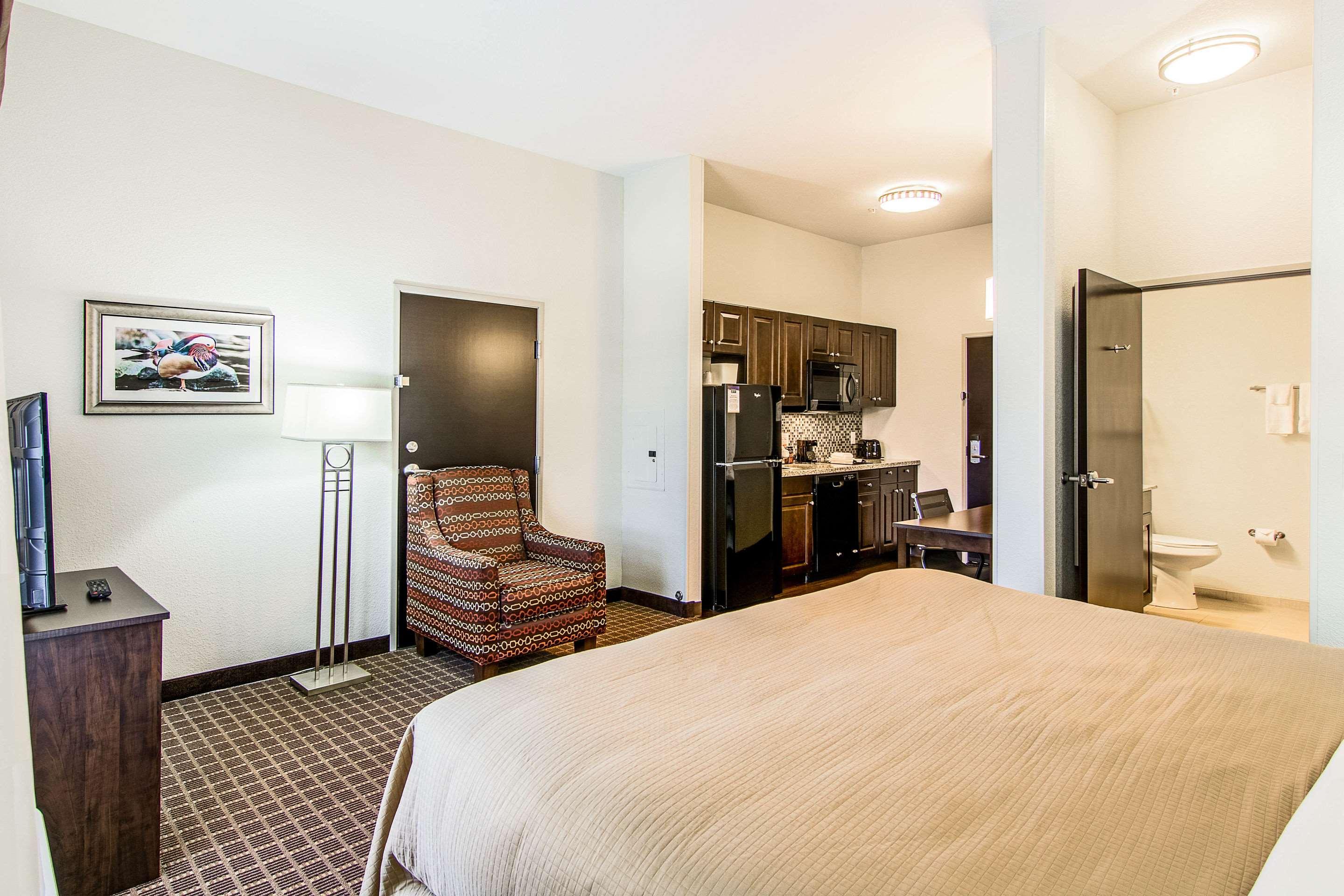 UPGRADE, EFFICIENCY, SUITE, KING BED