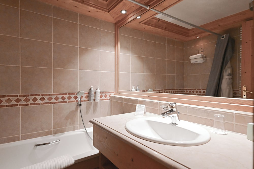 غرفة قياسية بسريرين منفصلين بحوض استحمام، Hôtel Tsanteleina 9/10
