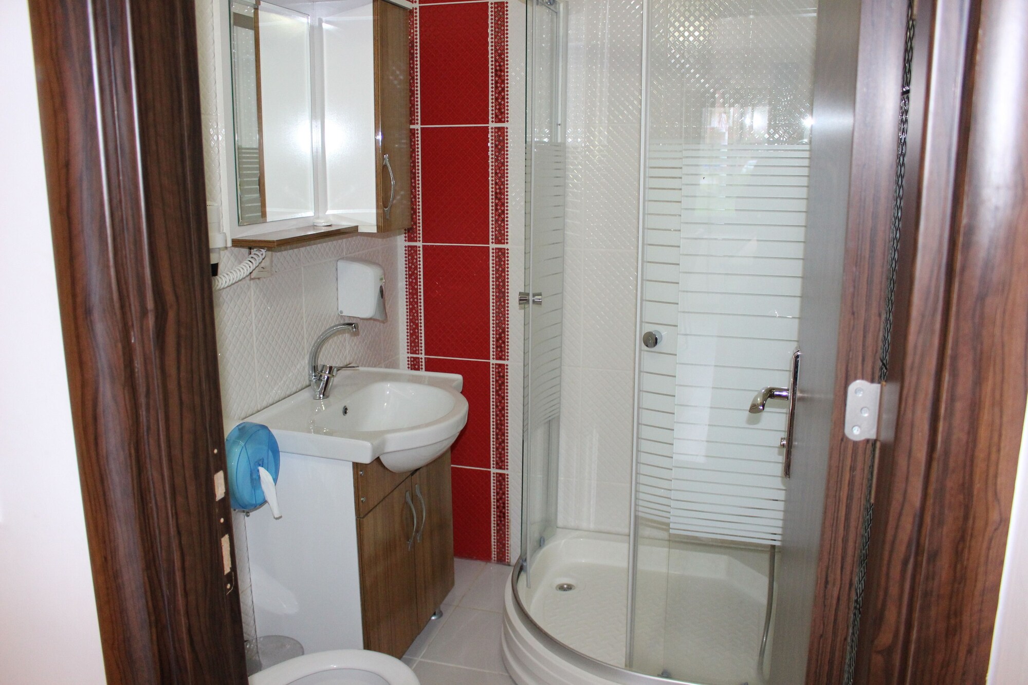 1 BEDROOM, FAMILY, STUDIO, SUITE, KITCHENETTE, GARDEN AREA