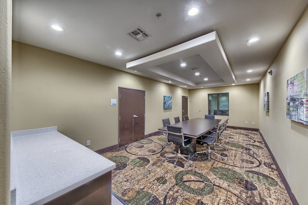 Holiday Inn Express And Suites Carrizo Springs 36/40