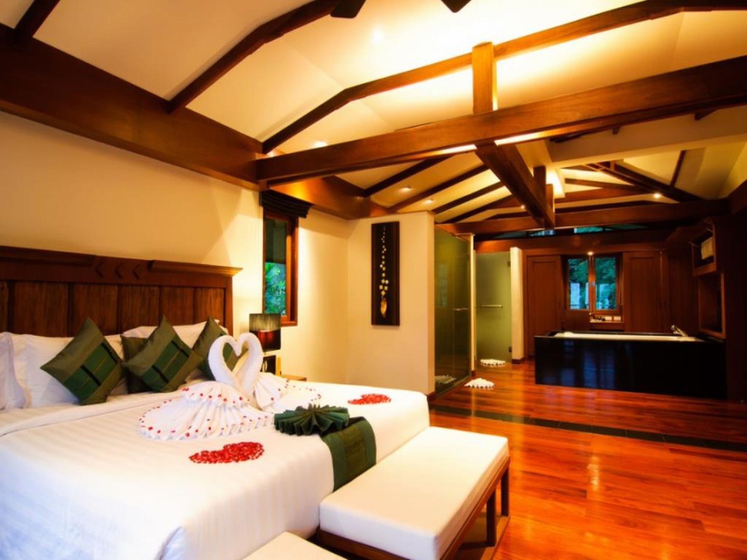 4 Bedrooms, Grand, Pool, Beach Front