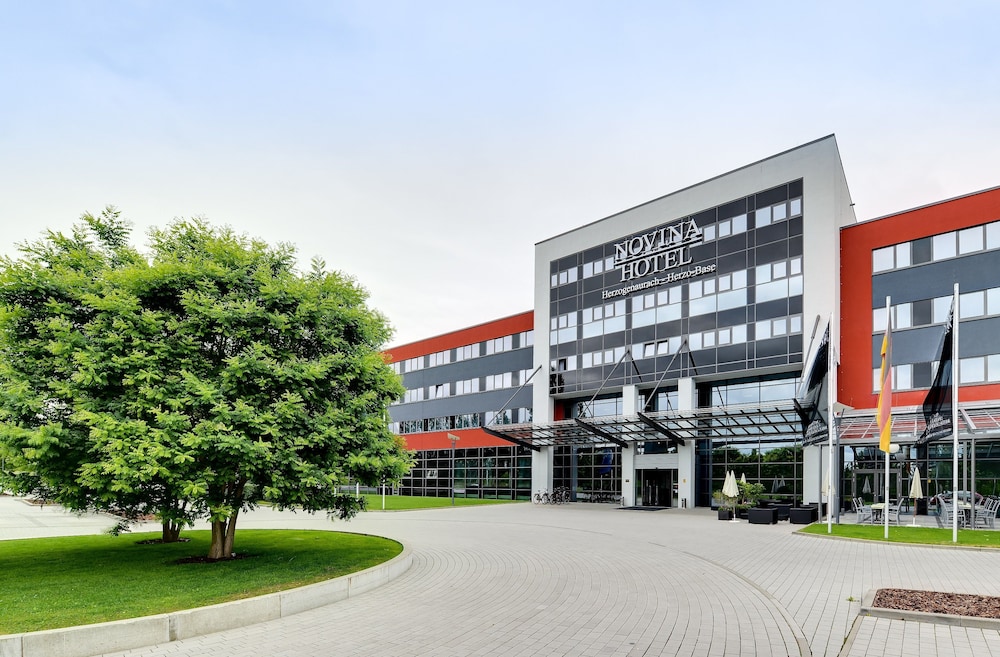 NOVINA HOTEL HERZOGENAURACH HERZO-BASE 8/66