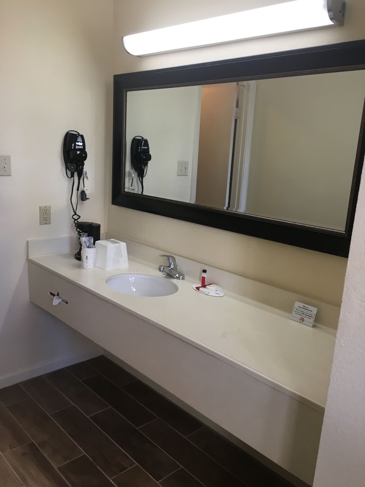 Super 8 by Wyndham New Orleans 16/43