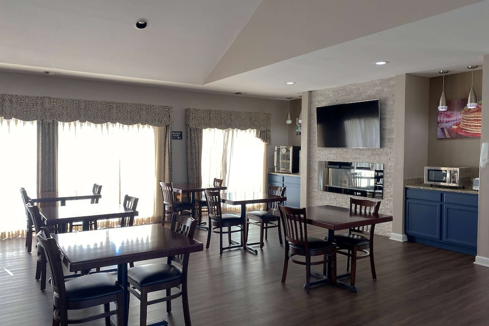 AmericInn by Wyndham Fort Atkinson 26/37
