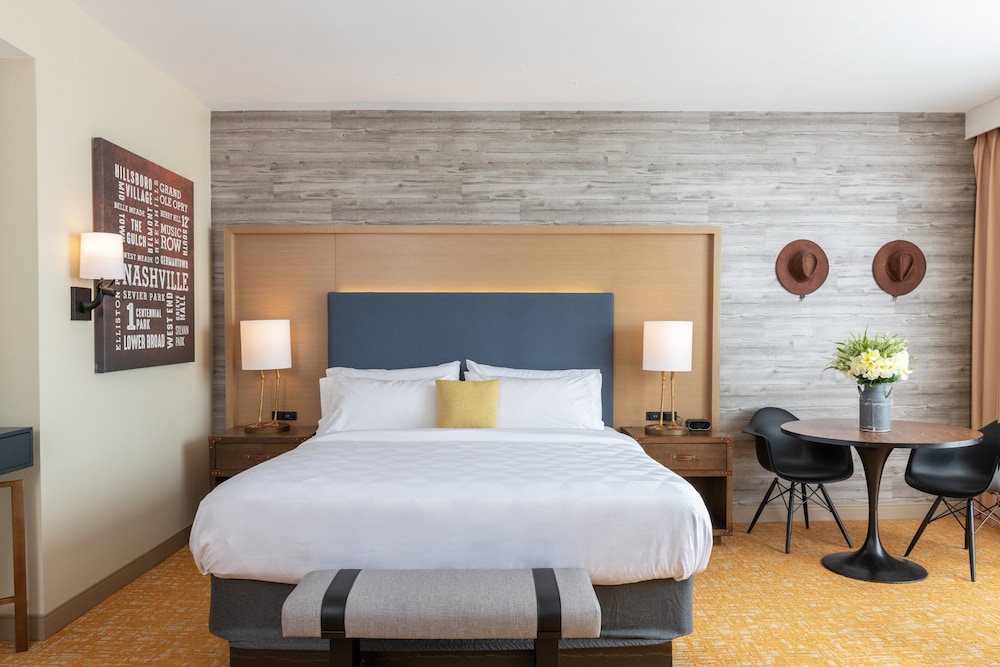 Holiday Inn & Suites Nashville Downtown Broadway 25/82