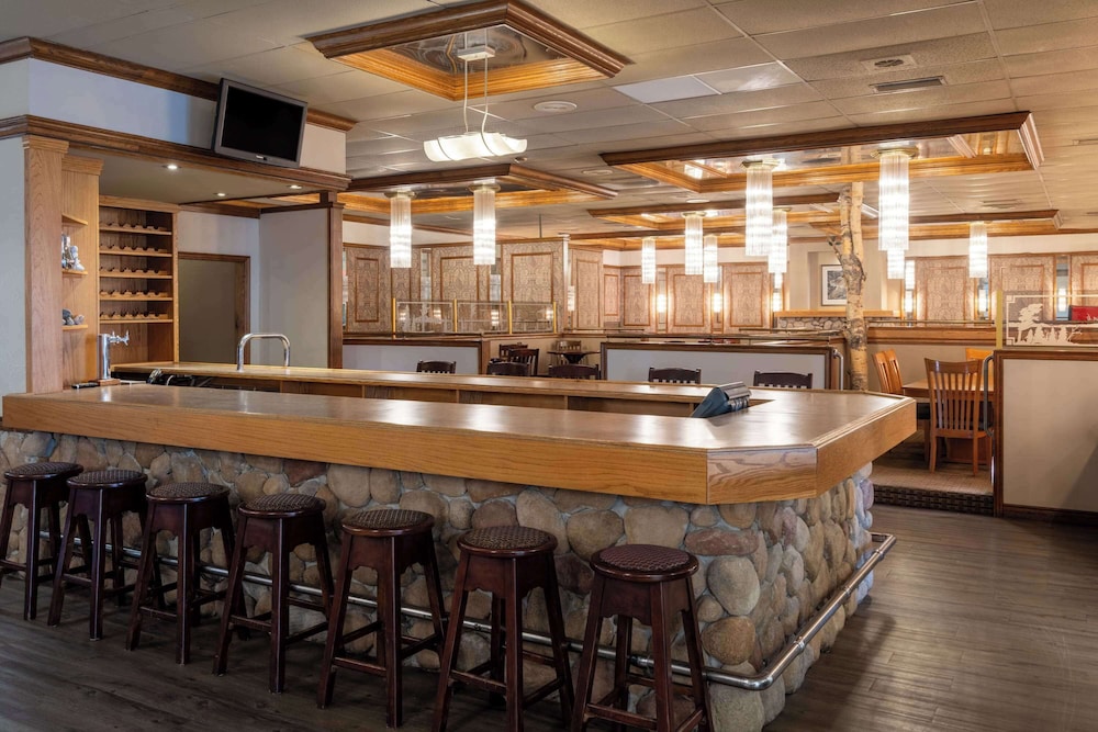 Ramada by Wyndham Thunder Bay Airlane Hotel 7/50