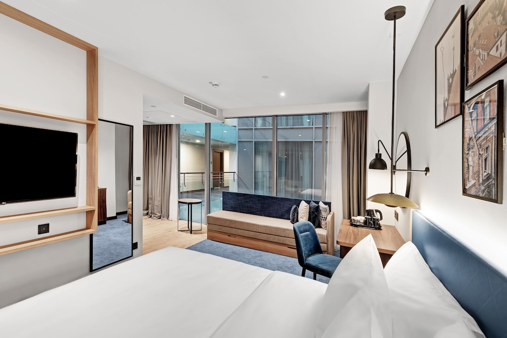 FAMILY, KING BED, ATRIUM VIEW, SOFA