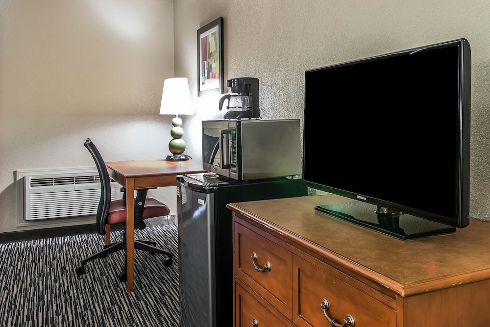 Quality Inn & Suites Livonia - Detroit 36/38