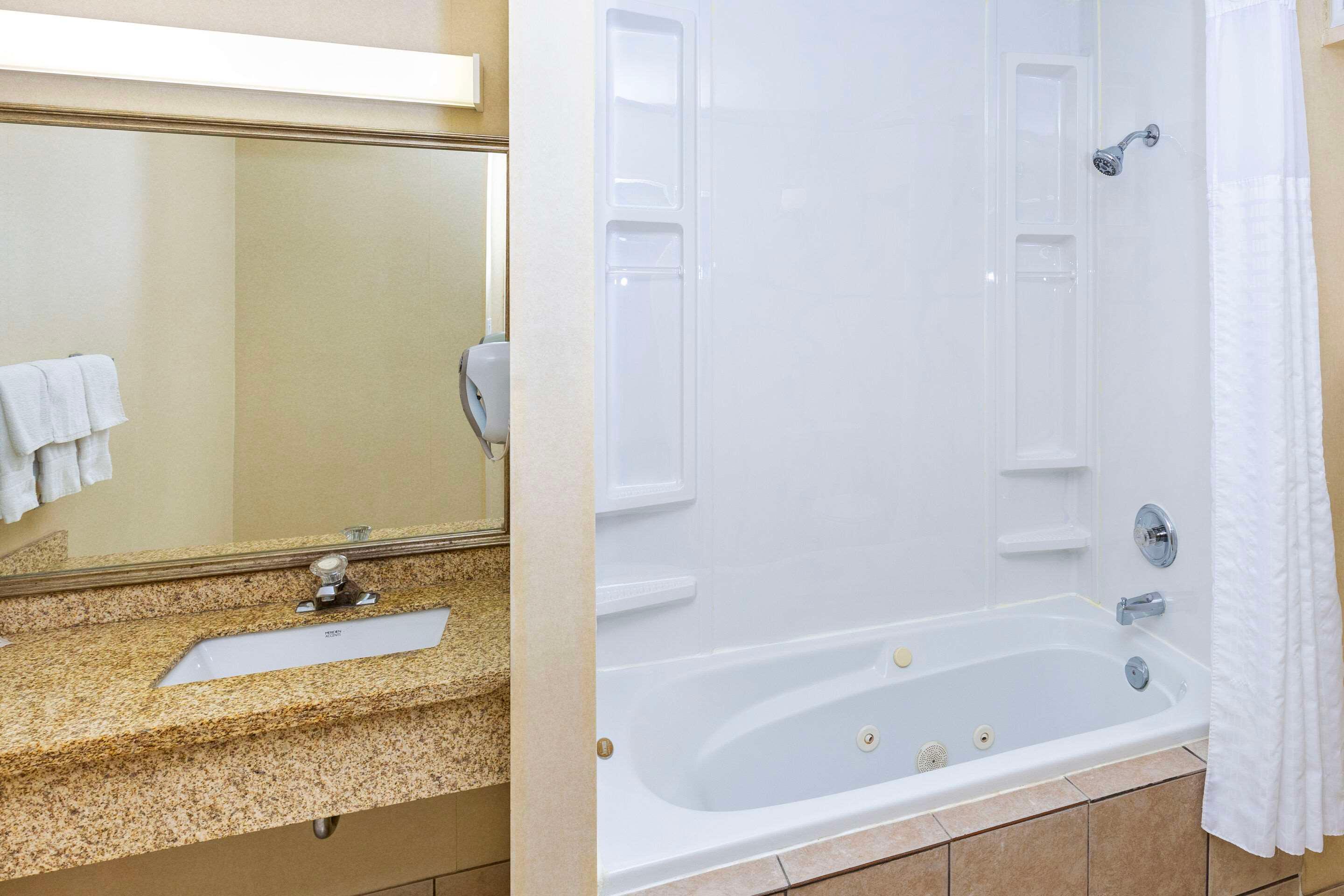 Upgrade, 2 Queen Beds, Comfort Inn & Suites Edmonton Downtown 6/6