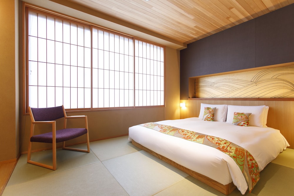 DELUXE, QUEEN BED, BATHTUB
