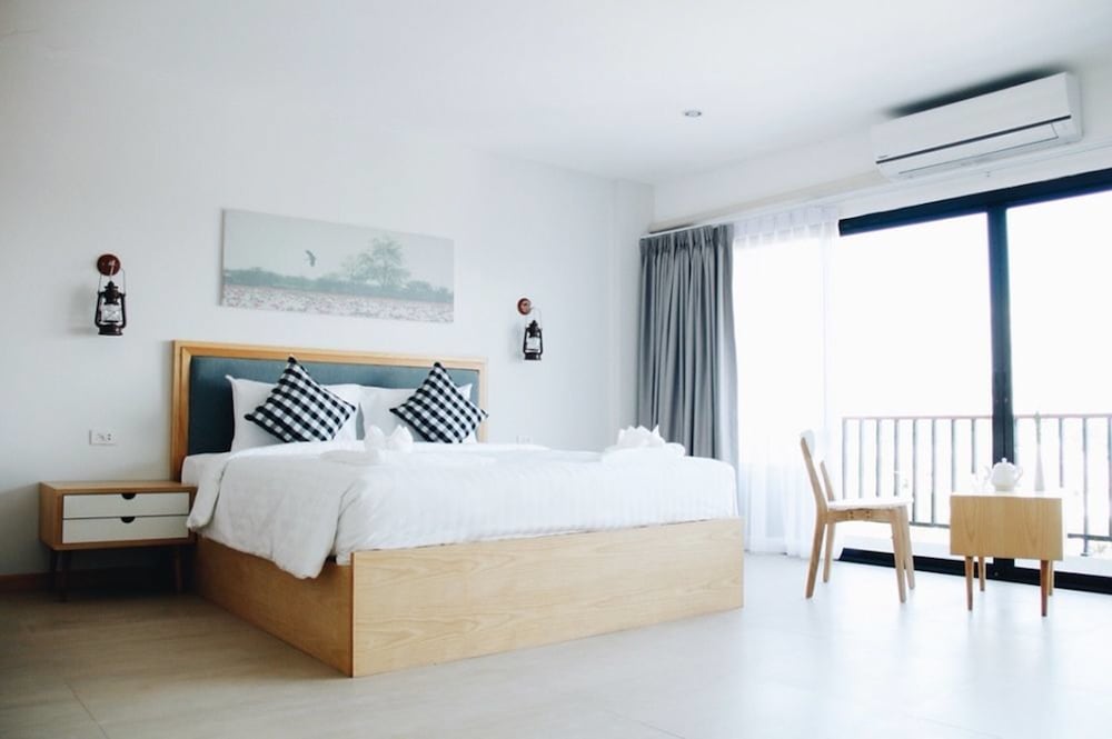 DELUXE, KING BED