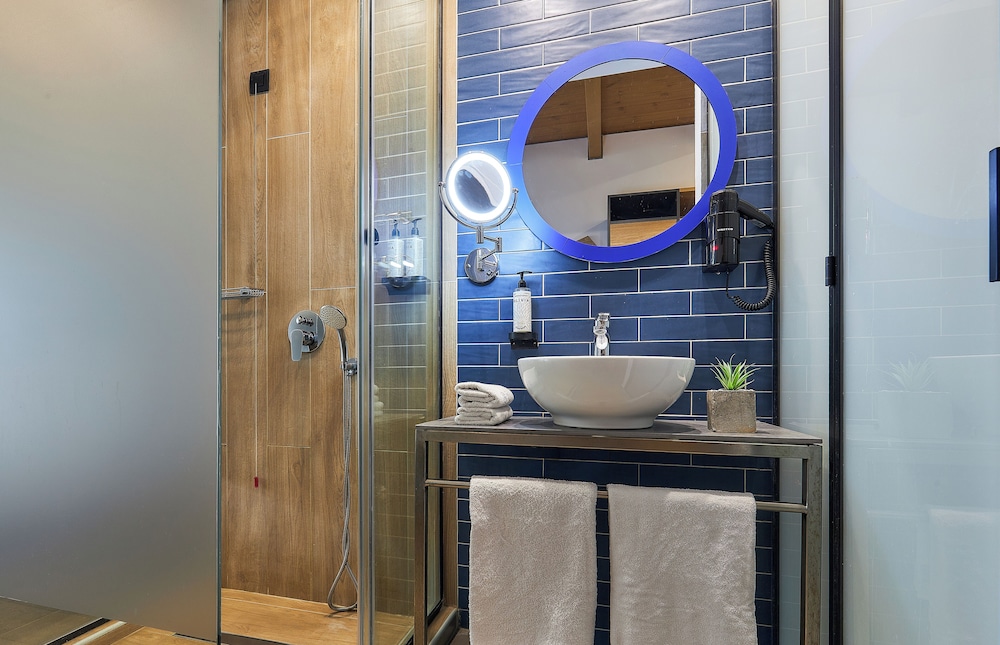 Urban, King Bed, Outdoor Jetted Tub, Enorme Infinity Beach 10/10