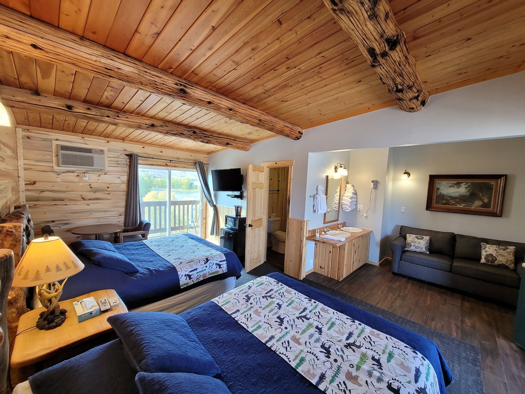 Comfort, 1 Double and 2 Queen Beds
