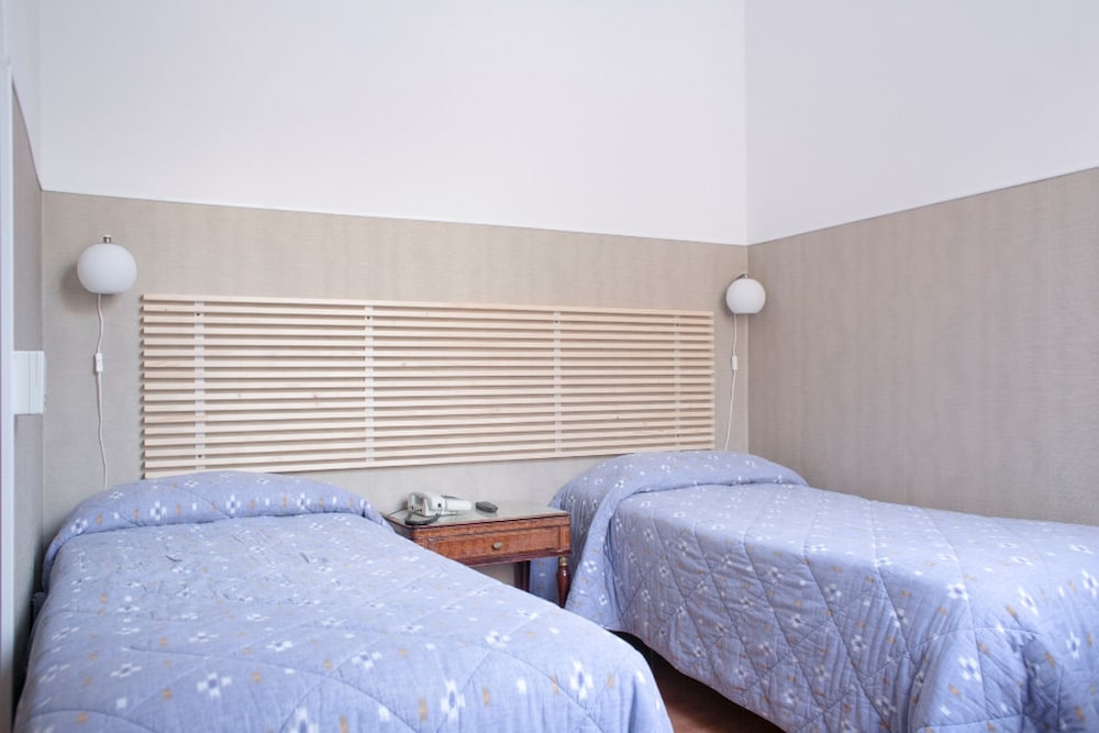 ECONOMY, TWIN BEDS, SHARED BATHROOM