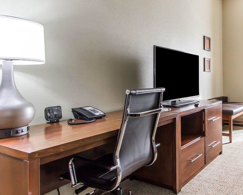 Comfort Suites West Omaha, NE 39/50