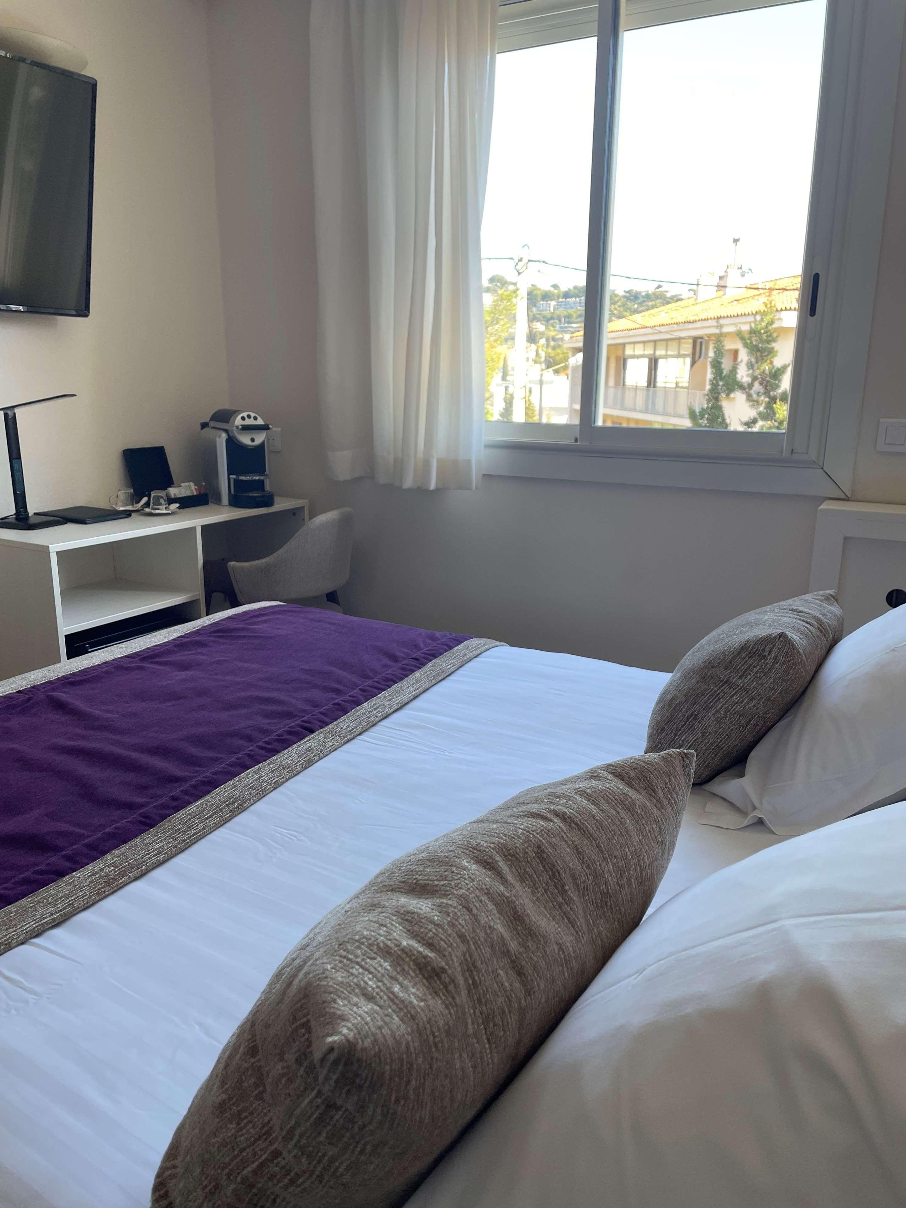 Room, Queen Bed