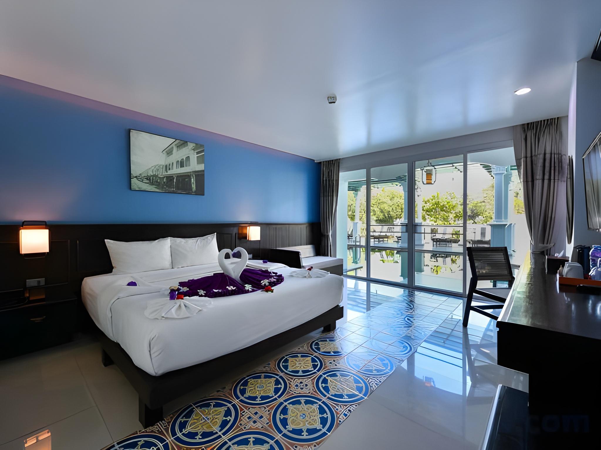 Room, Pool Access