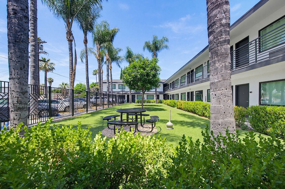Hyland Motel Van Nuys 36/50