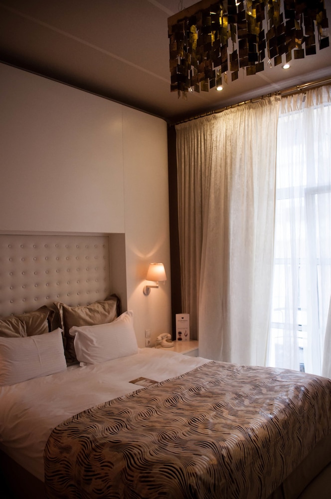 DELUXE, QUEEN BED