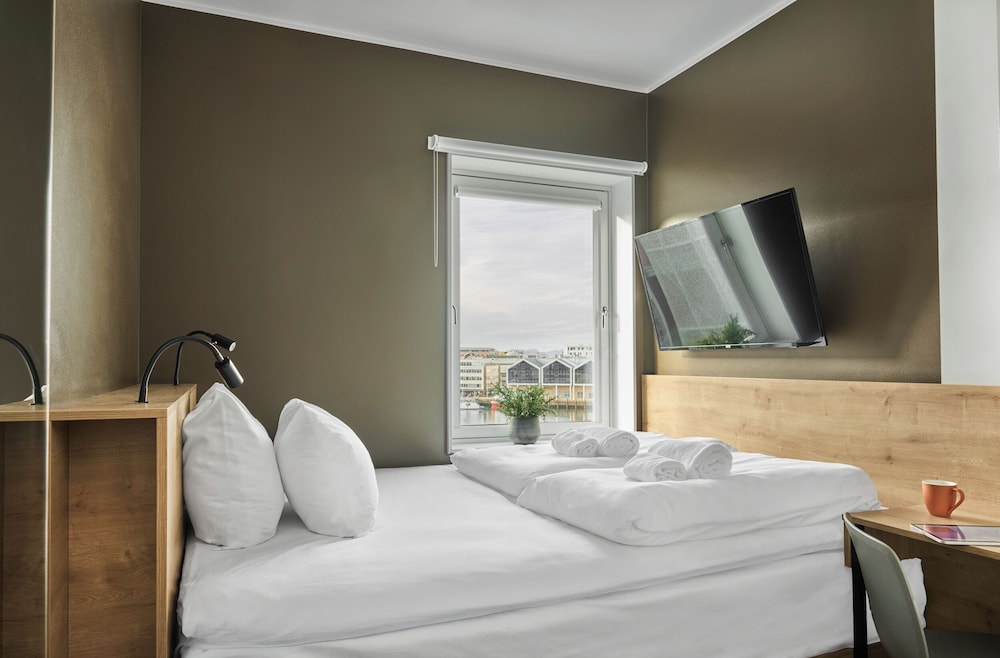 Room, Queen Bed, Harbour View, Smarthotel Hammerfest 2/6