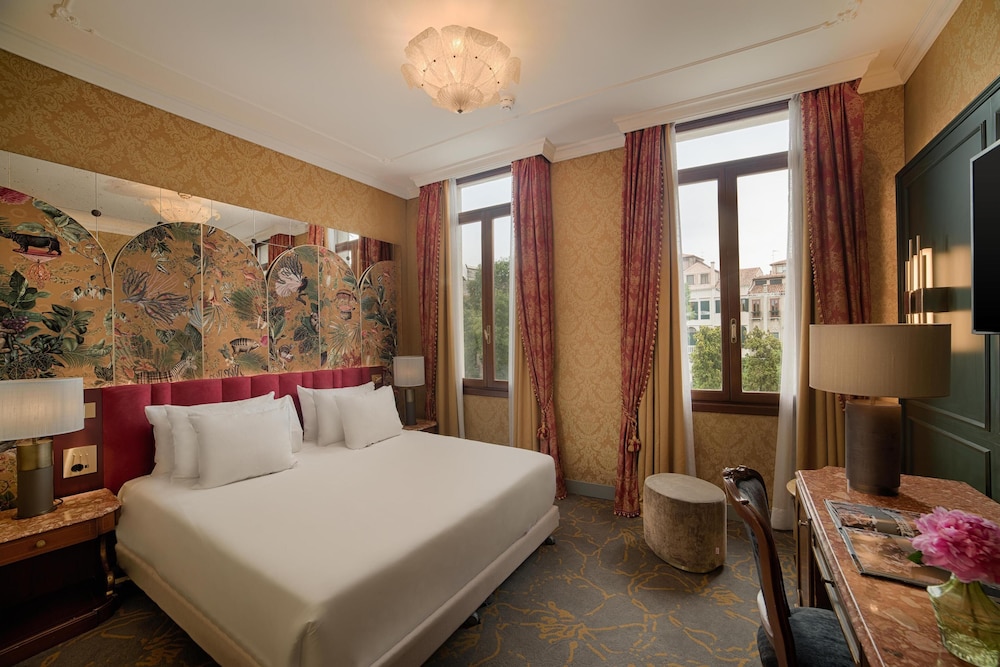PREMIUM, WITH EXTRA BED, CANAL VIEW