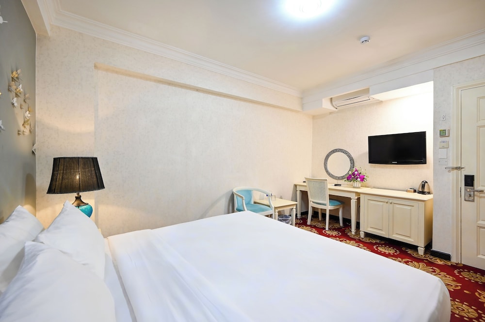 California Saigon Hotel & Rooftop Pool 13/50
