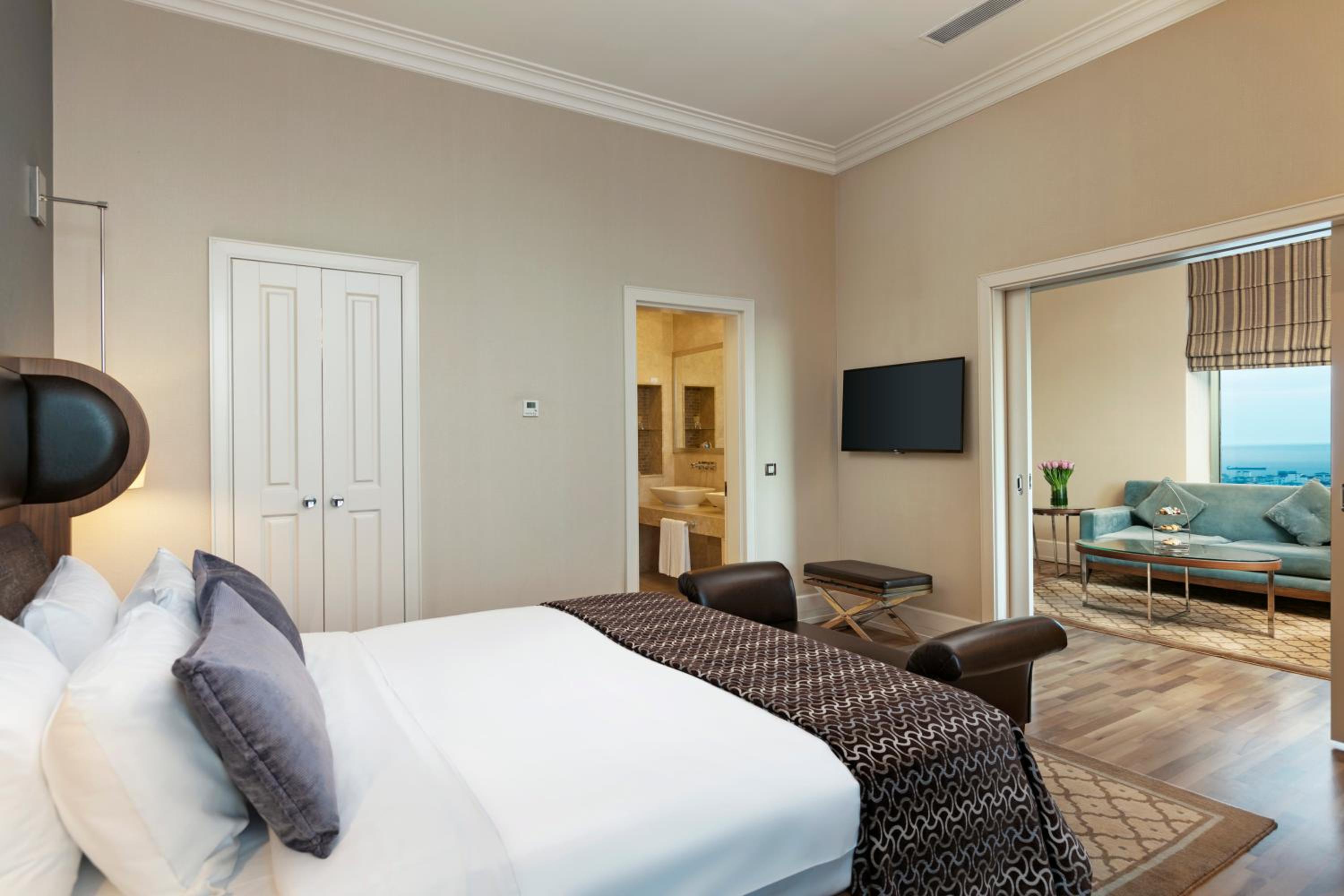 Premier, Suite, Queen Bed, Kitchenette