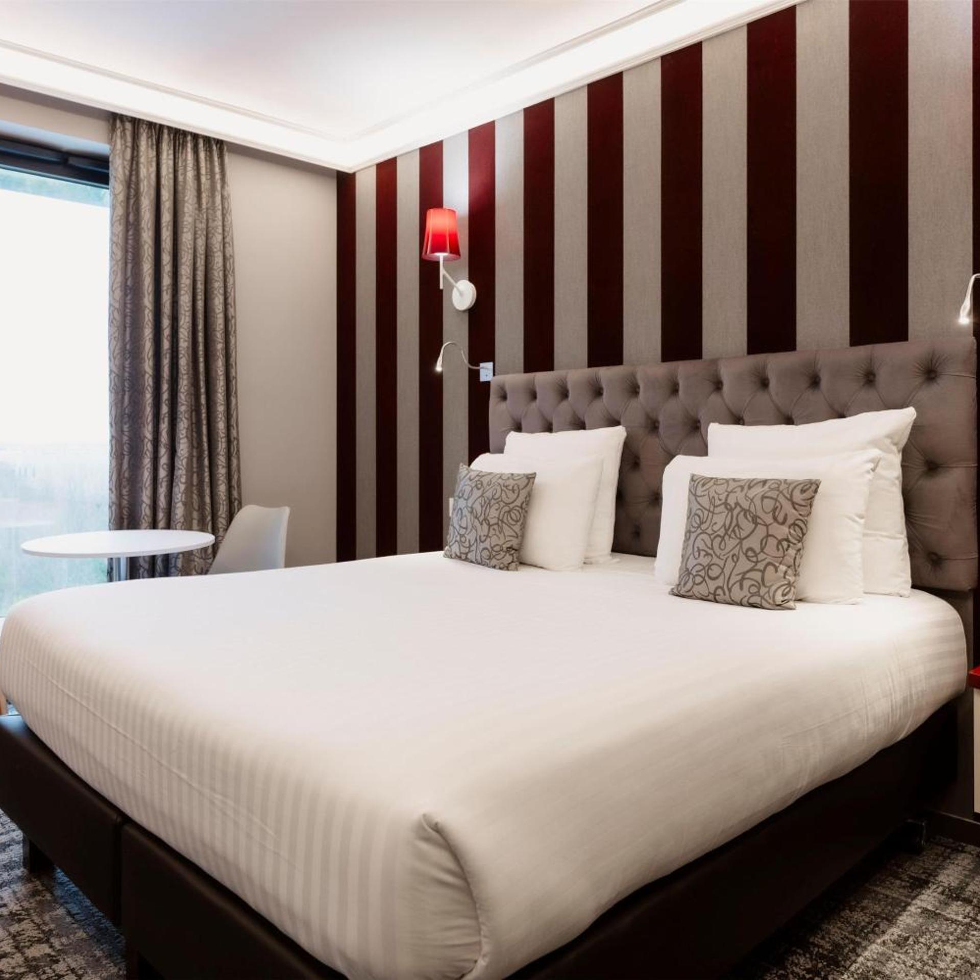 GUEST ROOM, KING BED