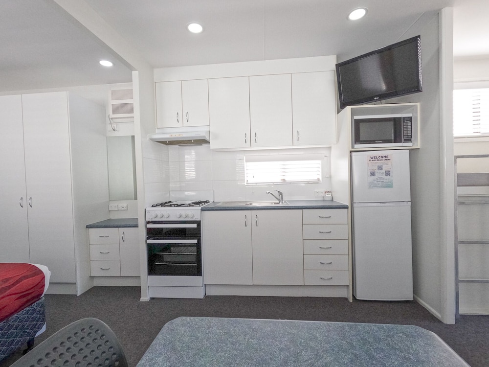 Alex Beach Cabins and Tourist Park 28/50