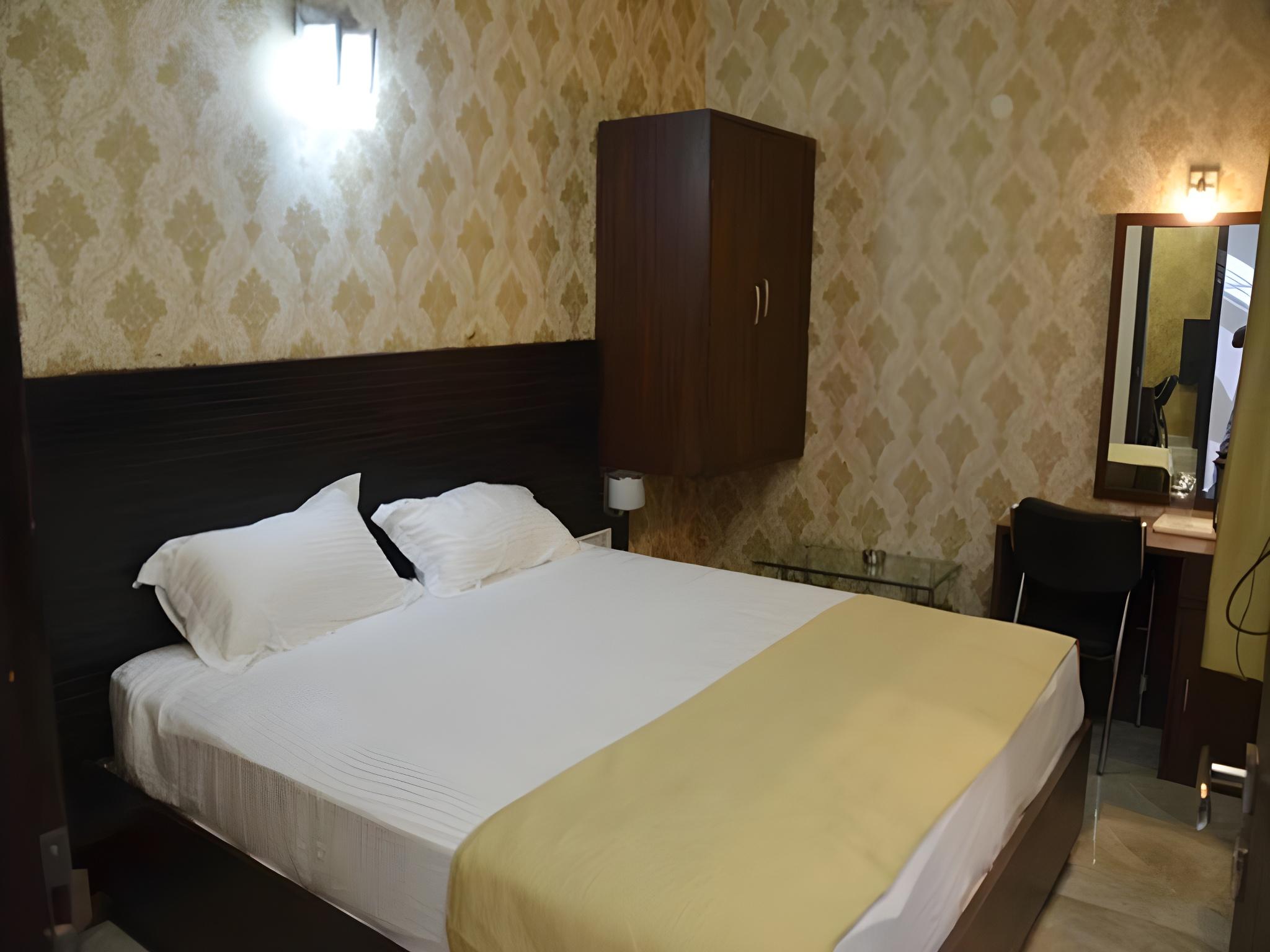 Oyo Rooms Mall Road Cantonment 19/46