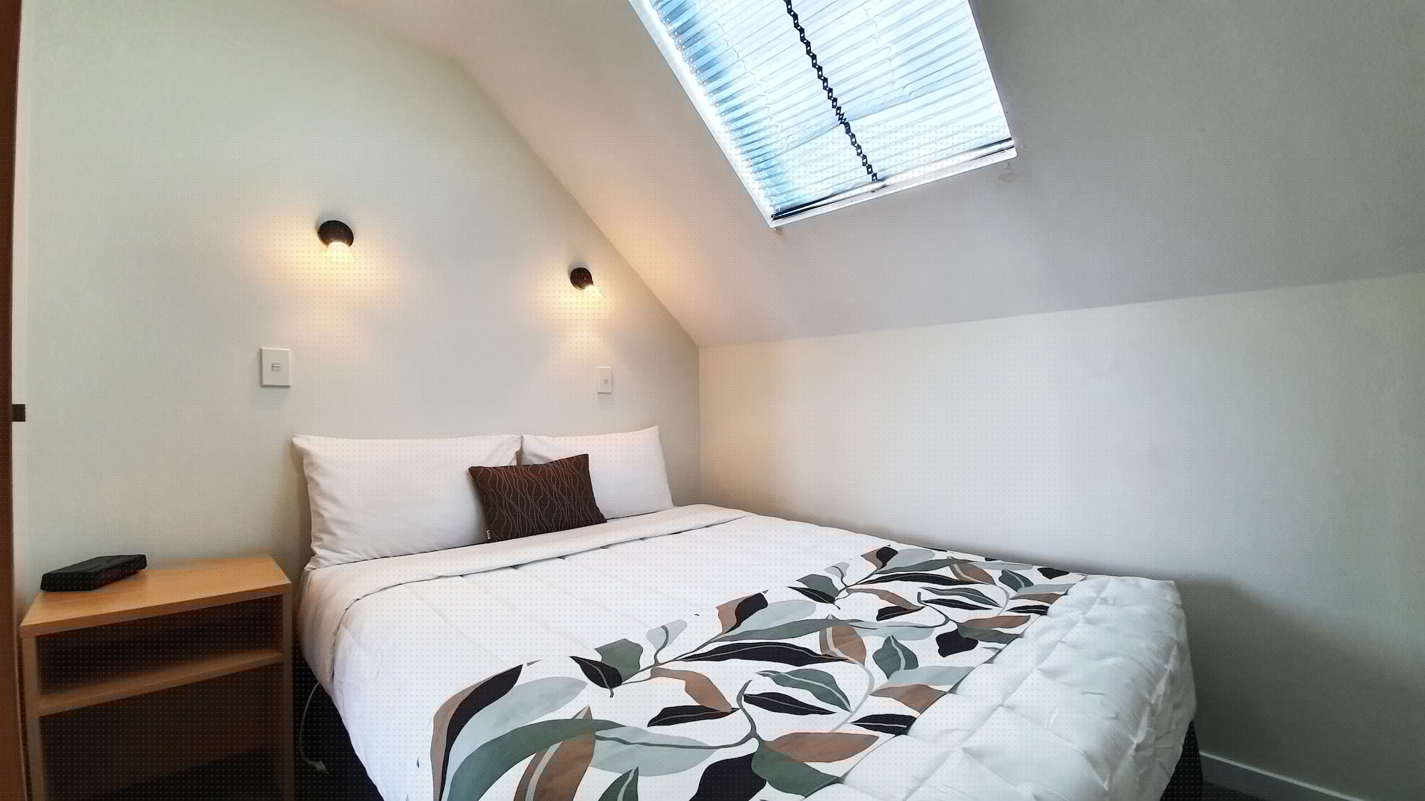 1 BEDROOM, BATHTUB